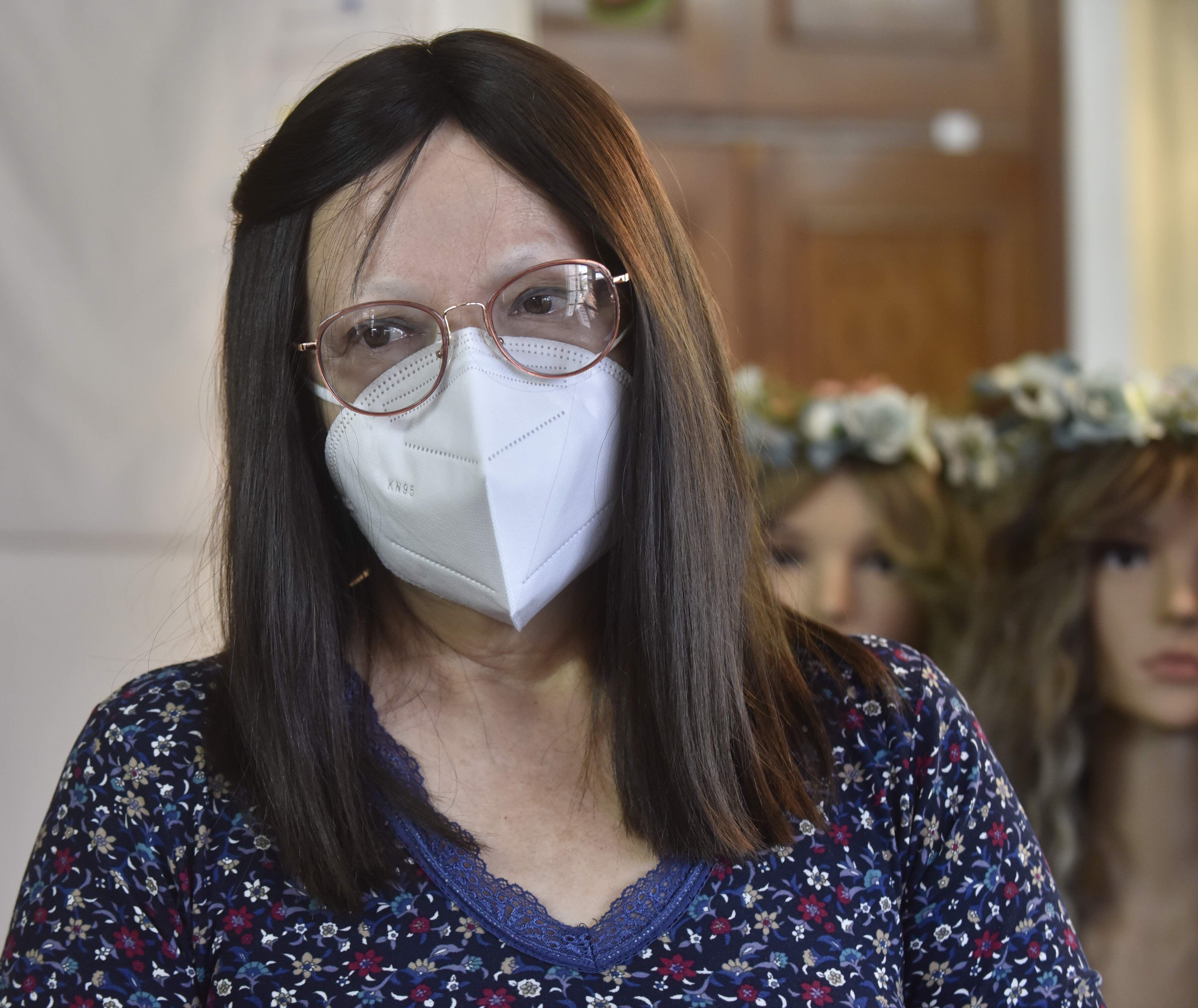 Verónica García, tiene 60 años y fue diagnosticada con cáncer de mama. Ella es de Minga Guazú, Alto Paraná, y recibió la donación de una peluca. "Estoy muy contenta".