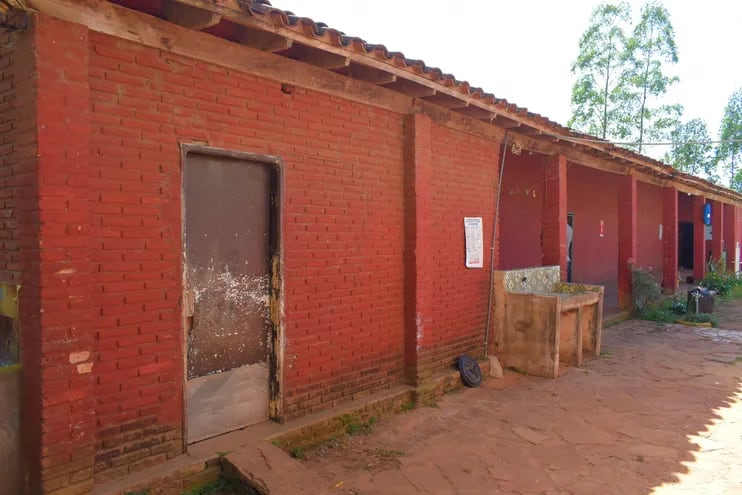 Pabellón con cinco salas clausuradas por peligro de derrumbe en la Escuela Curuzú Francisco de Villarrica.