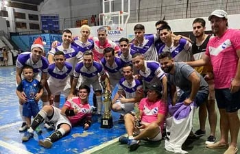 Los campeones del Paraná Sporting Club festejan el título en Encarnación.