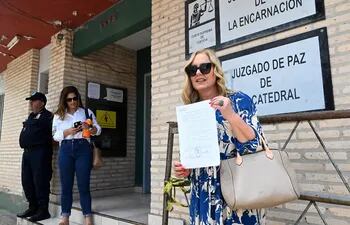 La periodista Menchi Barriocanal exhibe la orden que obtuvo del juez de Paz de La Encarnación Enmanuel Villalba, luego de que su número telefónico privado fuera expuesto y recibiera amenazas e insultos.