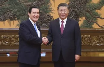 El expresidente de Taiwán, Ma Ying-Jeou es recibido en Pekín por el mandatario de China, Xi Jinping (d).