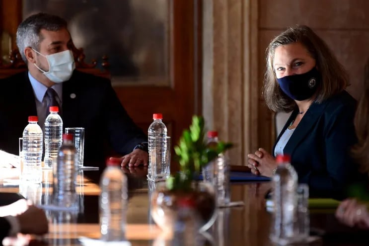 La subsecretaria de Estado de Asuntos Políticos del país norteamericano, Victoria Nuland, junto al presidente Mario Abdo en la cumbre de ayer en el Palacio de López.