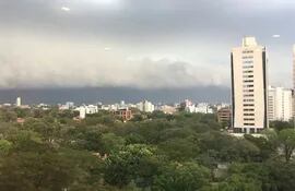 El cielo encapotado sobre Asunción anuncia el inicio de una tormenta.