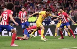 TOPSHOT - Barcelona's Portuguese forward #14 Joao Felix scores the opening goal during the Spanish league football match between Club Atletico de Madrid and FC Barcelona at the Metropolitano stadium in Madrid on March 17, 2024. (Photo by Thomas COEX / AFP)