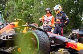 El Red Bull Racing de Sergio Pérez (d) después de abandonar el Gran Premio de Canadá por problemas mecánicos.
