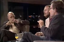 Un momento del debate de 1971: de izquierda a derecha, Michel Foucault, el moderador (Fons Elders) y Noam Chomsky.