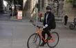 El president Gabriel Boric llega en bicicleta al palacio de La Moneda, en Santiago de Chile. Boric, lleva más de una semana acudiendo por las mañanas en bicicleta al palacio presidencial La Moneda, un hábito que decidió adoptar para "mejorar su salud" y luchar contra "algo de sobrepeso". (EFE)