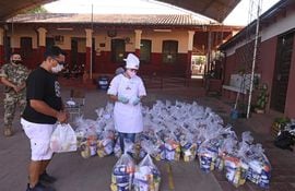 El MEC comunicó la séptima y última entrega de kits de alimentos en Asunción. En la imagen, la entrega realizada en la escuela Adela Speratti.