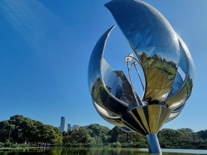 Floralis generica, escultura metálica en Buenos Aires, Argentina.
