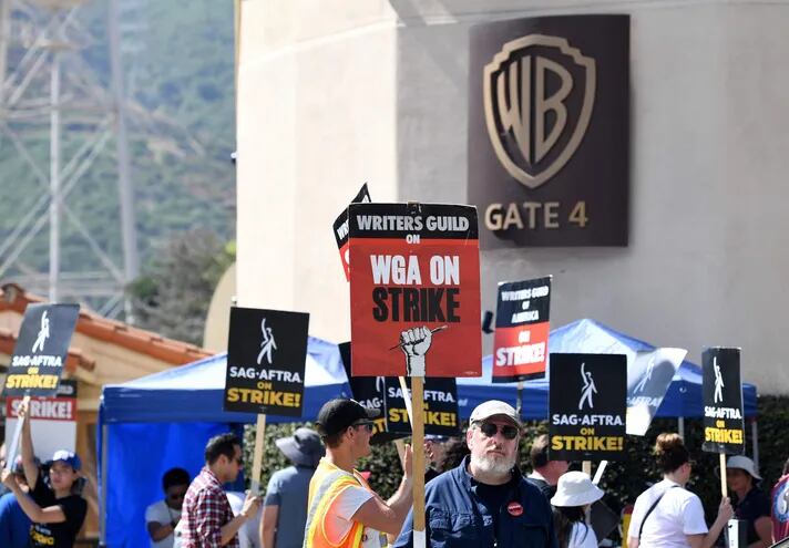 Miembros del Sindicato de Guionistas protestan en apoyo a la huelga del Sindicato de Actores frente al estudio de Warner Bros. en Burbank, California, el pasado 26 de julio.
