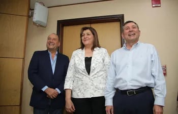 Óscar Salomón, Blanca Ovelar y Luis Pettengill, integrantes junto a Ramón Retamozo de la bancada independiente B del Partido Colorado.