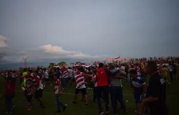 Simpatizantes del “Potro” invadieron el campo del Municipal de Carapeguá, para festejar. (Foto, Emilce Ramírez, corresponsal).