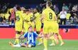 Los jugadores del Villarreal celebran su primer gol durante el encuentro de la jornada 31 de LaLiga entre el Villarreal CF y el RCD Espanyol, este jueves en el estadio de La Cerámica, en Vila-real.