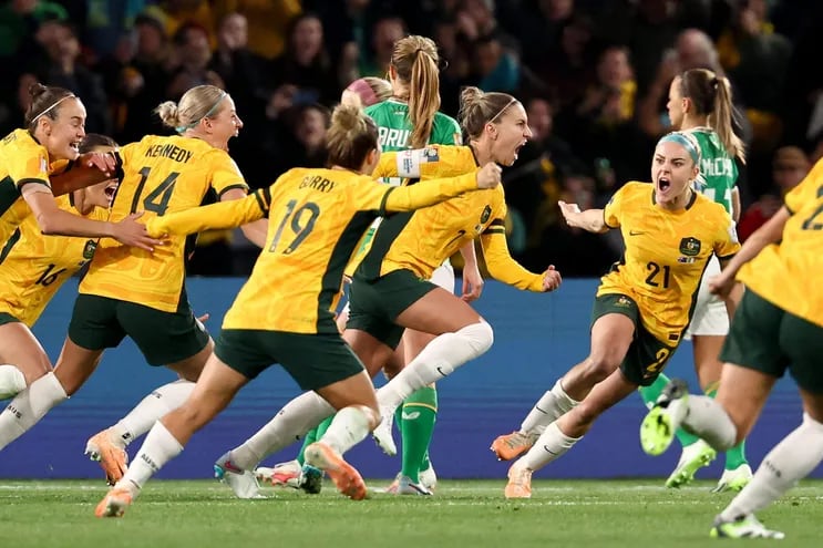 La defensora australiana #07 Stephanie Catley (2da por la derecha) celebra después de marcar un penalti durante el partido de fútbol del Grupo B de la Copa Mundial Femenina 2023 de Australia y Nueva Zelanda entre Australia e Irlanda en el Estadio Australia, también conocido como Estadio Olímpico, en Sídney el 20 de julio , 2023.