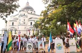 Misa y desfile cívico por el aniversario 253 de Caacupé