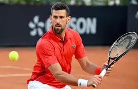 Tras ganar su primer partido en el Masters 1000 de Roma, el serbio Novak Djokovic sufrió este viernes un golpe accidental.