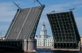 Puente levadizo en San Petesburgo, Rusia.