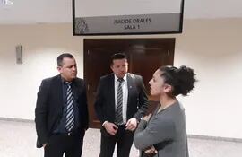 La procesada junto a sus abogados en el Poder Judicial de Ciudad del Este.