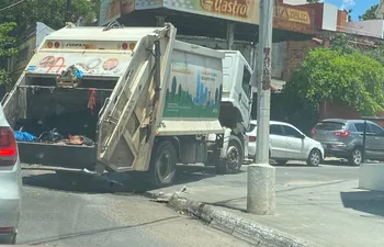 Camión recolector de basuras descompuesto en Asunción.