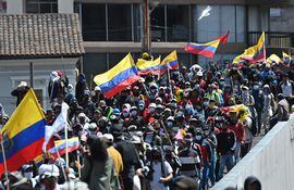Indígenas marchan en Quito el 23 de junio de 2022, en el marco de protestas lideradas por indígenas contra el gobierno.