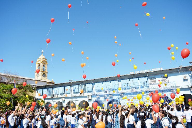 La comunidad educativa del ISSJ participó de las actividades de festejos, como una suelta de globos.
