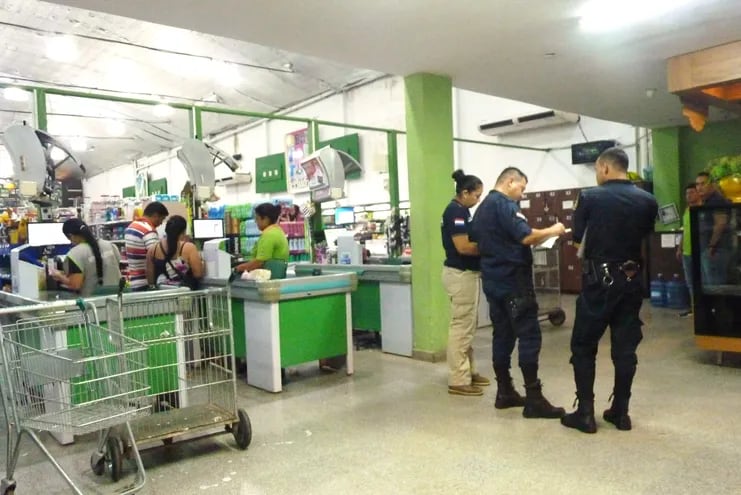 Los efectivos policiales están indagando sobre lo ocurrido en el supermercado de Carapeguá.