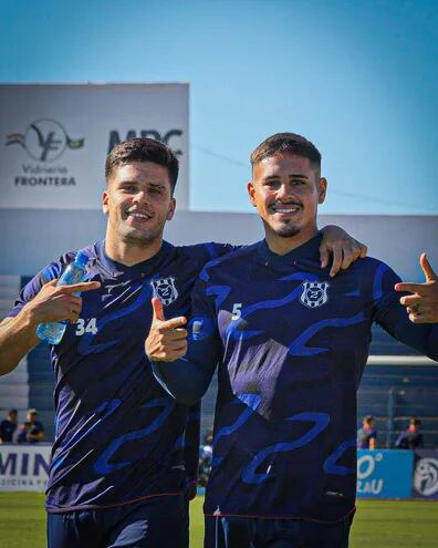 Brahian Ayala (izq. 28 años) y Roberto Carlos Ramírez (23), futbolistas del Sportivo 2 de Mayo de Pedro Juan Caballero.