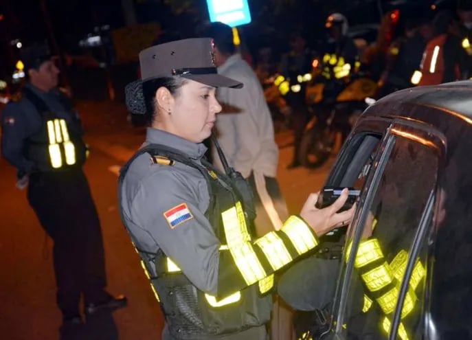Agentes de la Policía Nacional y la Patrulla Caminera realizaron controles en Ciudad del Este durante  la madrugada de ayer.