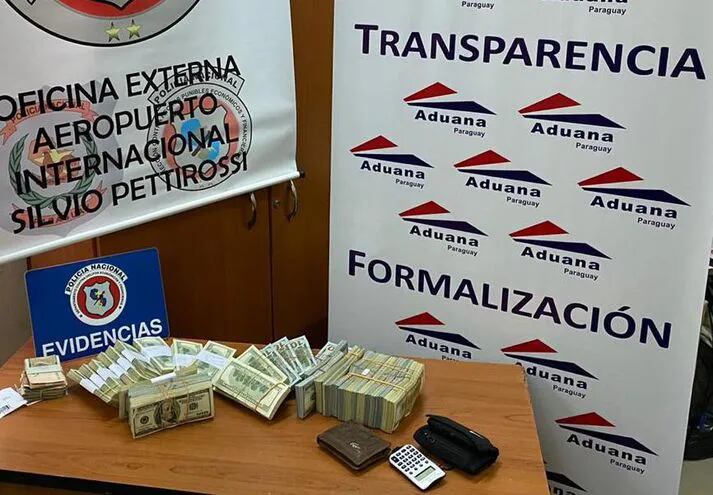 Dólares incautados en el aeropuerto internacional Silvio Pettirossi.