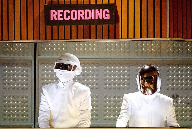 Thomas Bangalter y Guy-Manuel de Homem- Christo,  integrantes de Daft Punk, durante su presentación en los Grammy de 2014. (AFP)