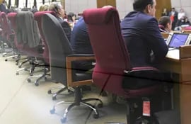 El diputado Jatar Fernández tuvo que solicitar otro sillón (de negro) ya que el nuevo no le sirvió. A su lado, los demás colegas si utilizaron los nuevos mobiliarios.