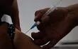 Una enfermera administra una dosis de refuerzo de la vacuna contra el Covid-19 a una persona, en Santiago (Chile).