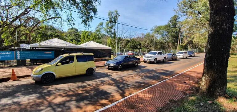 En el parque  lineal Manuel Ortiz Guerrero de Ciudad del Este contados vehículos forman fila, durante la jornada de este miércoles.