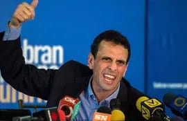 el-dos-veces-candidato-presidencial-henrique-capriles-en-la-reunion-de-prensa-que-convoco-ayer-afp-201102000000-1283717.jpg