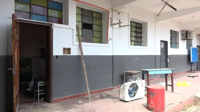 Escuela Caros Antonio López de Trinidad sufrió el robo de dos equipos de aire acondicionado.