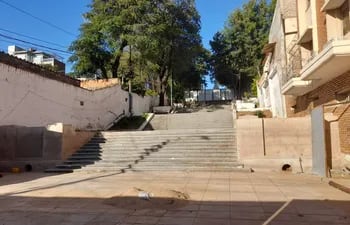 Así se encuentra hoy la escalinata Antequera y Castro, cuya obra ya presentó retrasos en varias ocasiones.