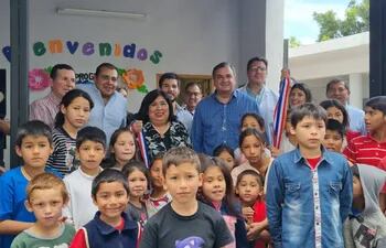 La ministra de la Niñez y de la Adolescencia, Teresa Martínez (c ), dejó inaugurado el Centro de Atención de niños y adolescentes en la ciudad de Ayolas.