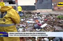 Barrio San Pablo: Gran cantidad de basuras atascada en sumidero