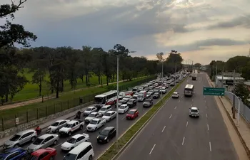 Embotellamiento vehicular en zona corredor vial Botánico, debido a los cierres en el microcentro, por Odesur.