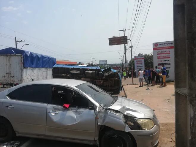 Camioneta y automóvil involucrados en accidente de tránsito en zona de Ñemby. (foto: gentileza).