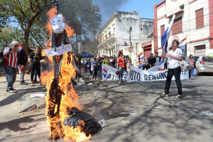 Manifestantes quemaron un muñeco que representaba a la dupla presidencial Abdo-Velazquez, durante una manifestación en inmediaciones del Congreso Nacional, este sábado.
