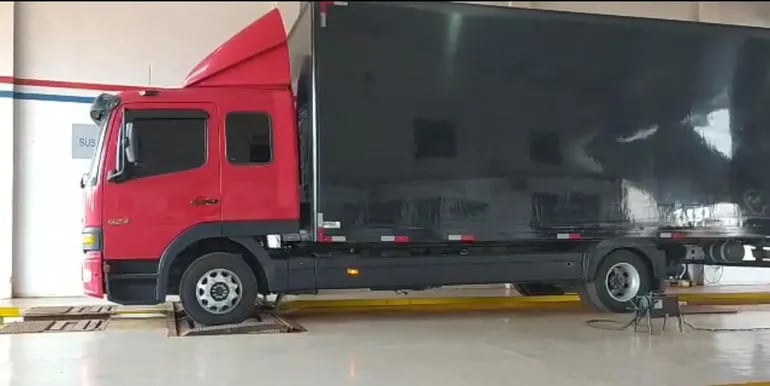Dos camionetas con hombres armados interceptaron este camión y se lo llevaron hasta la ciudad de San Bernardino.