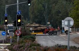 Un camión militar israelí transporta un tanque al norte de Israel, en la frontera con el Líbano.
