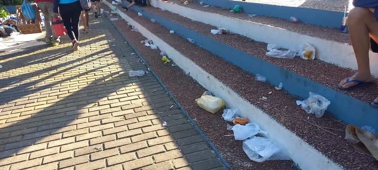 Restos de todo tipo de basuras dejaron a su paso los fieles peregrinos en Caacupé.