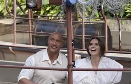 Dwayne Johnson y Emily Blunt en el bote de "Jungle Cruise", durante el estreno que se celebró en Disneylandia.