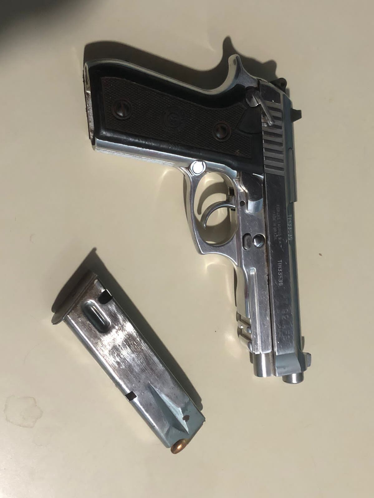 En poder del detenido se encontró una pistola Taurus PT92 calibre 9 mm.