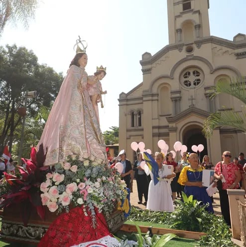 La Virgen del Rosario en procesión en la ciudad de Luque.