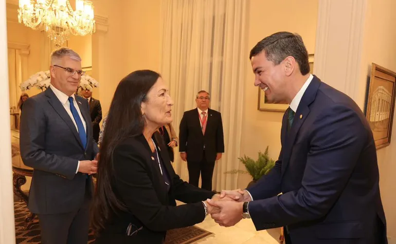Santiago Peña recibió a Debra Haaland, Secretaria del Interior del Gobierno de EEUU., en Mburuvicha Róga.