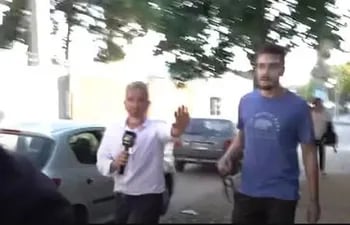 Momento en el que el hombre agrede al camarógrafo, mientras el cronista del canal argentino intenta parar el ataque.