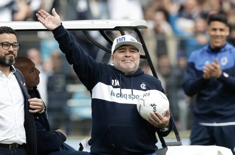 El último equipo que dirigió Diego Armando Maradona fue Gimnasia y Esgrima La Plata.